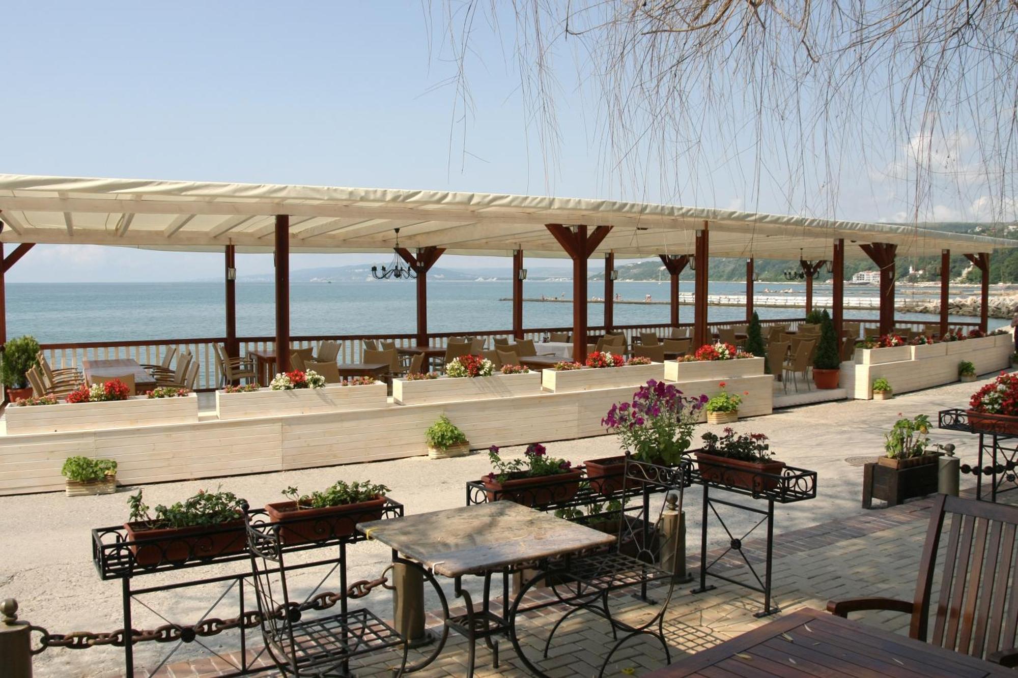 White House Family Hotel Spa Zone Baltschik Exterior foto